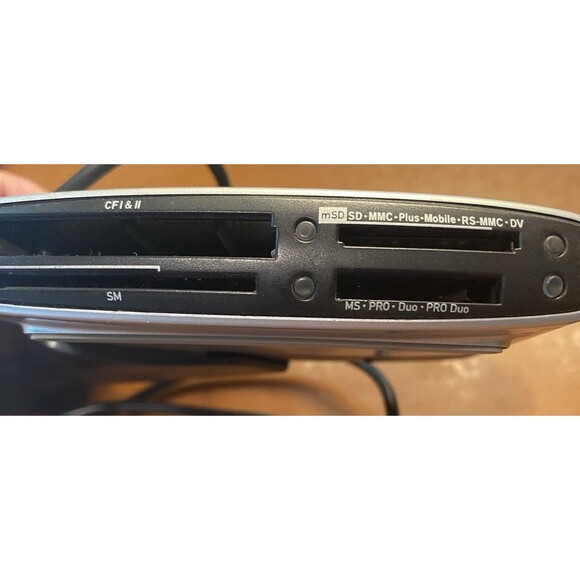 SanDisk 4 Memory Card Reader For Computer - Picture 2 of 3